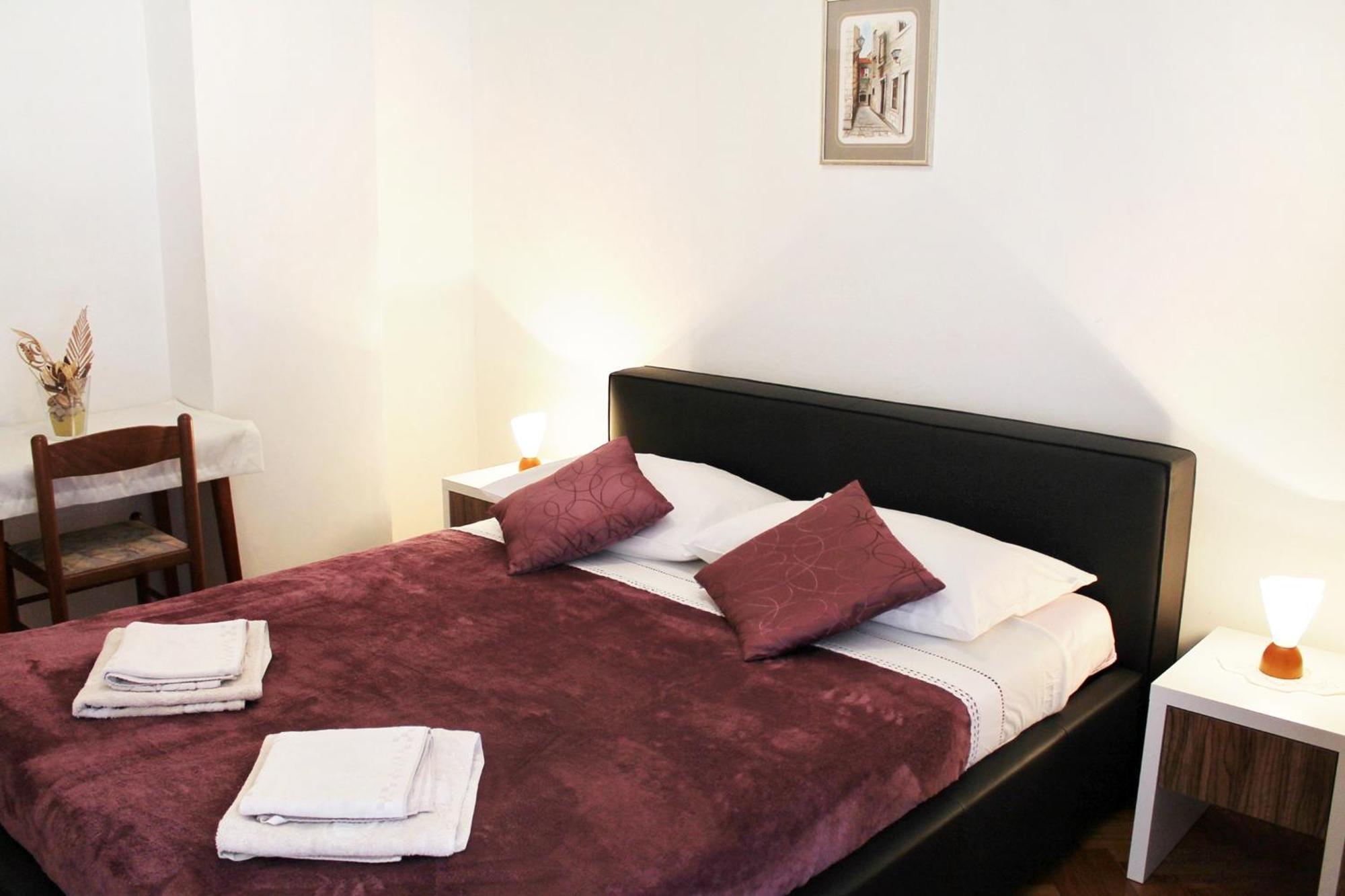 Apartments With A Parking Space Kastel Stafilic, Kastela - 5219 部屋 写真
